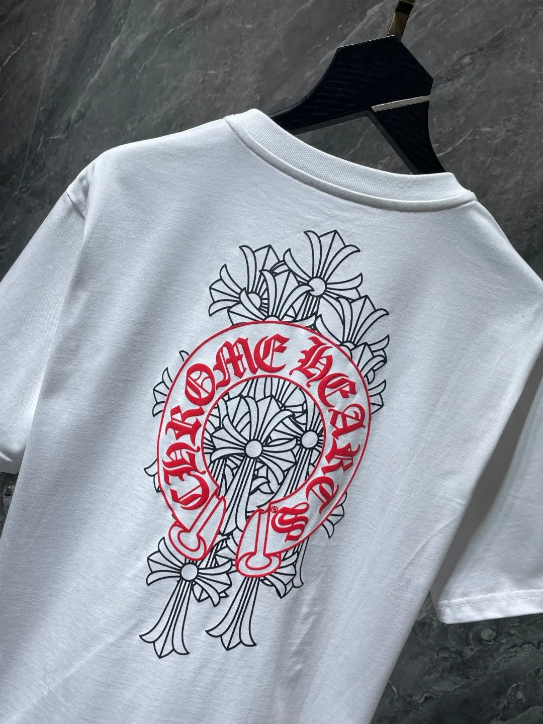 P140 ✨New arrival✨ Chrome Hearts 25ss High gram weight environmentally friendly high-quality top fabric 260g~270g Chrome classic phantom cross group red horseshoe short sleeves Imported environmentally friendly glue printing and dyeing Counter synchronization 1:1 replica version 🌈Recommended colors: black white pink 🌈 Size: S, M, L, XL